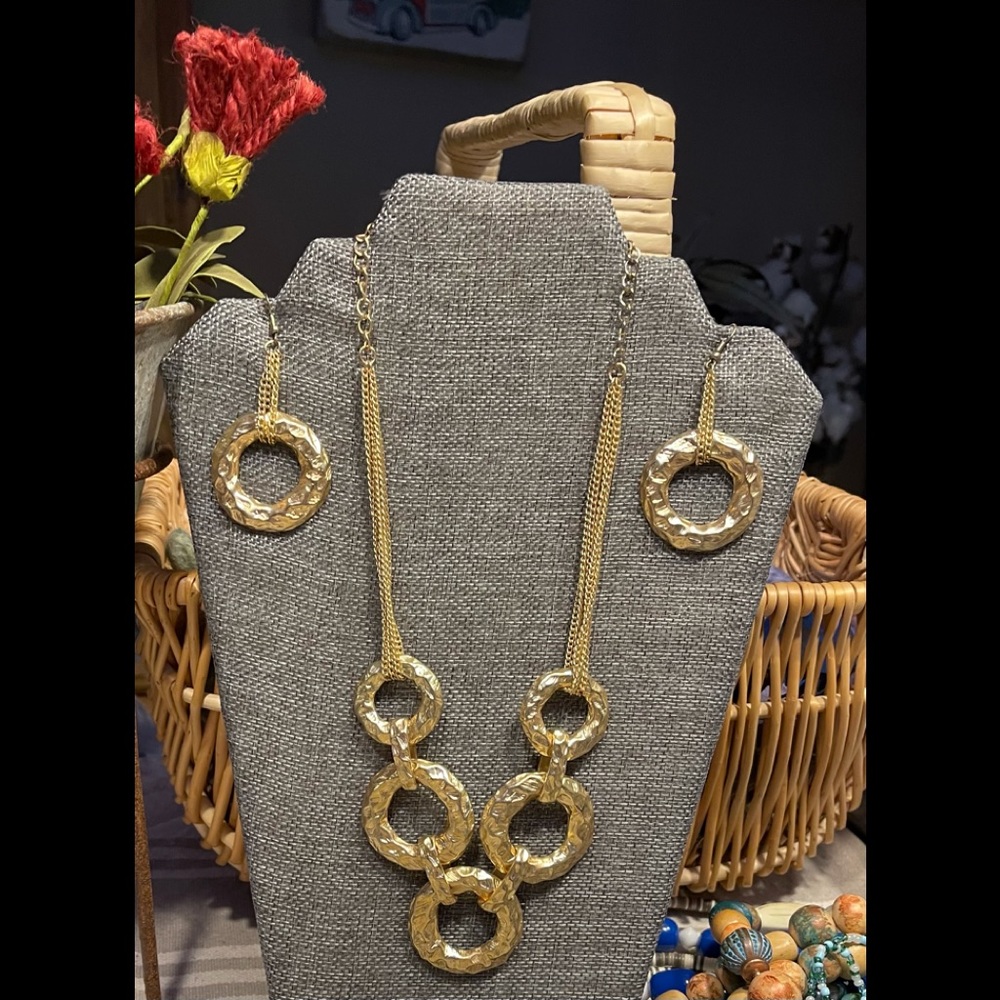 Beautiful Gold tone necklace and pierced earrings set in new condition